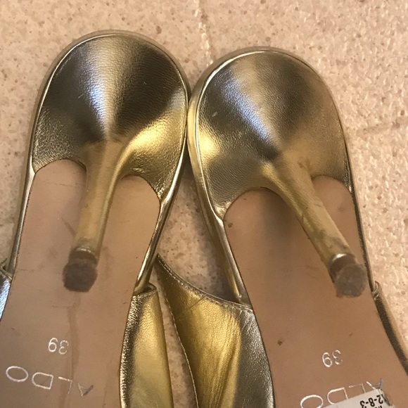 Aldo gold peep toe with sling back heels. Size 8 - Picture 5 of 6